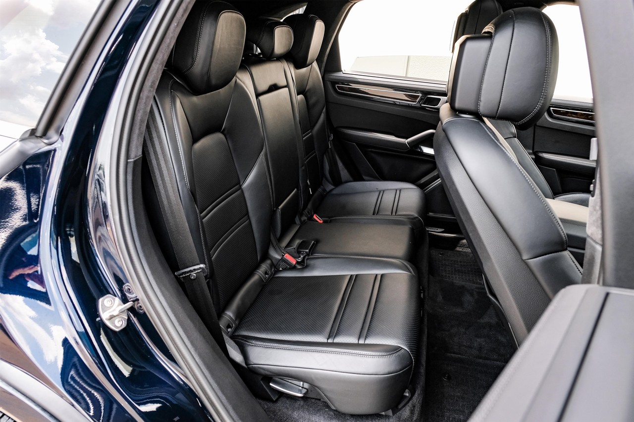 Porsche Cayenne Vehicle Main Gallery Image 34