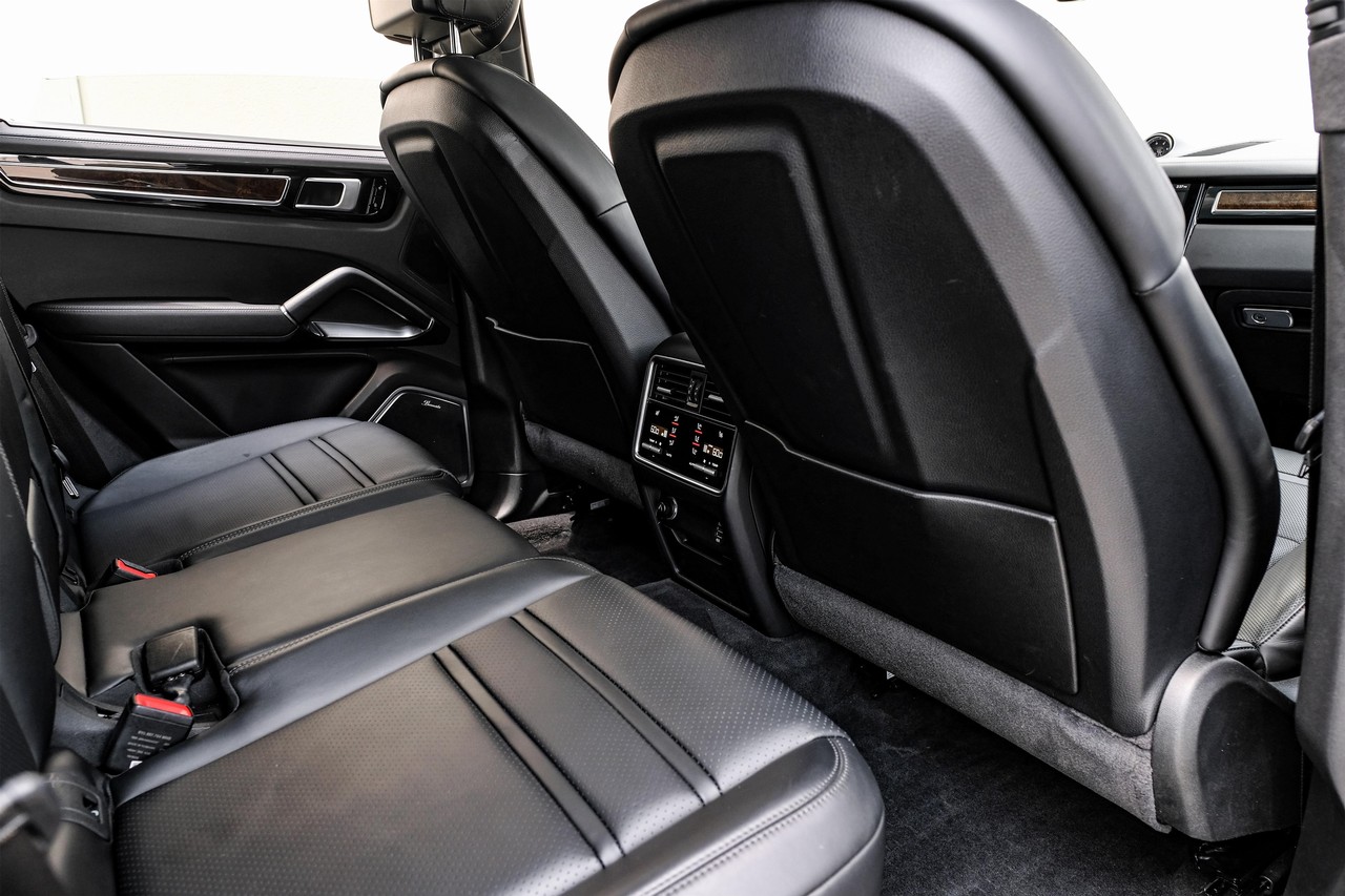 Porsche Cayenne Vehicle Main Gallery Image 35