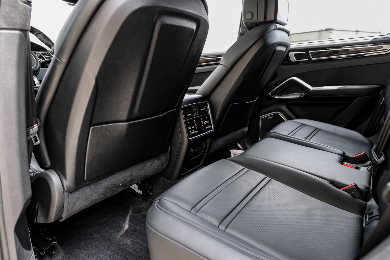 Porsche Cayenne Vehicle Main Gallery Image 36
