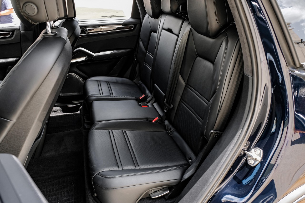 Porsche Cayenne Vehicle Main Gallery Image 37