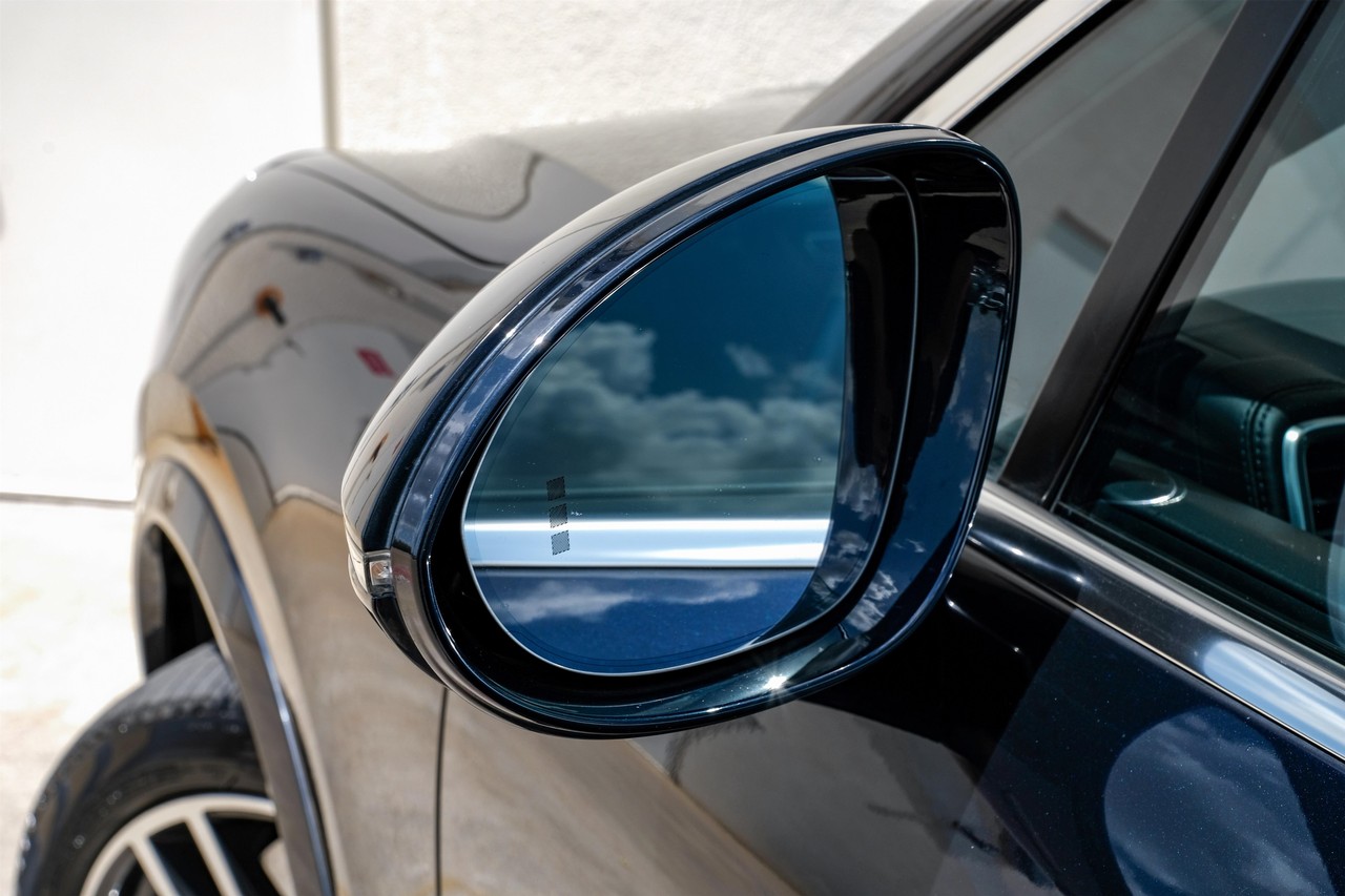 Porsche Cayenne Vehicle Main Gallery Image 39