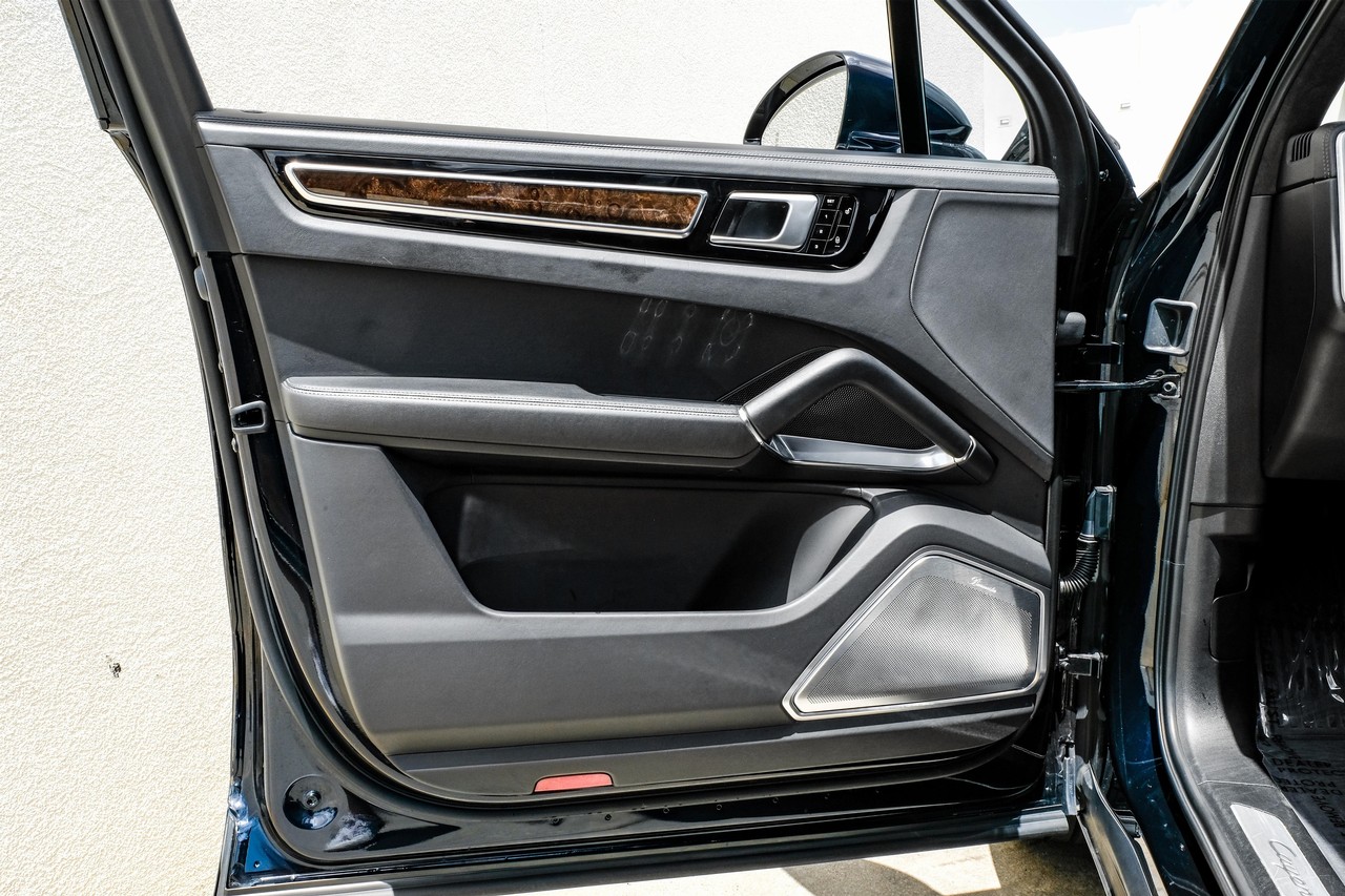 Porsche Cayenne Vehicle Main Gallery Image 40