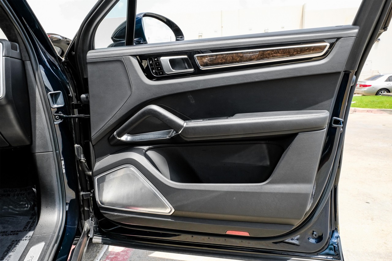 Porsche Cayenne Vehicle Main Gallery Image 42