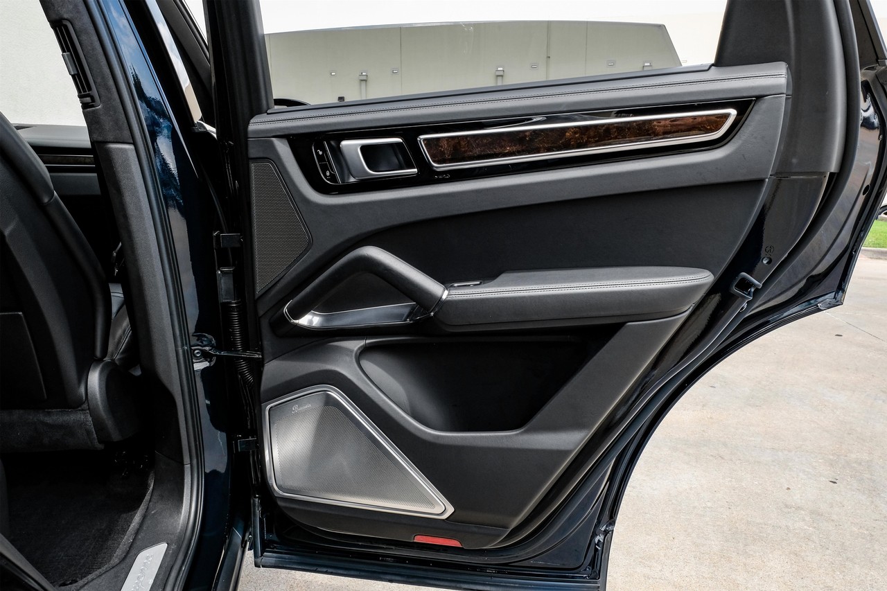 Porsche Cayenne Vehicle Main Gallery Image 44