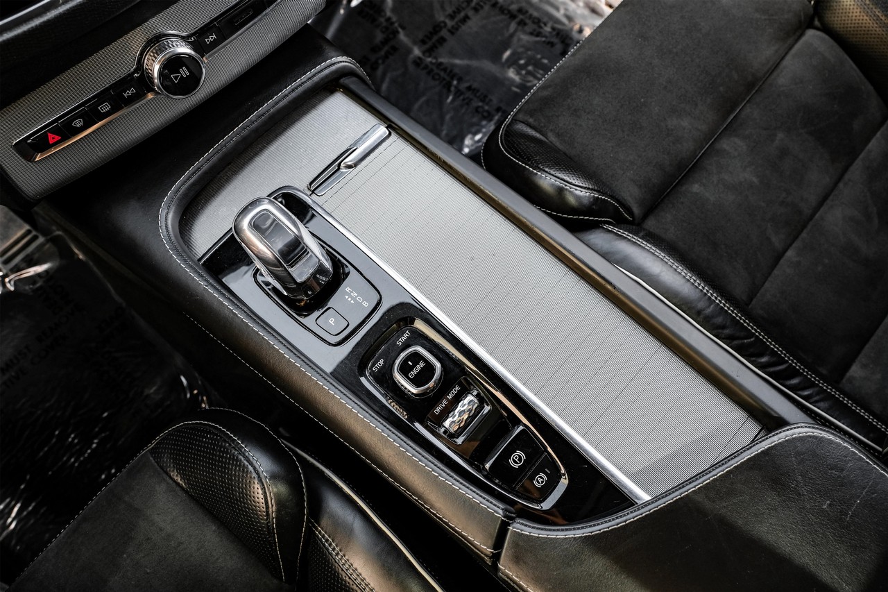 Volvo XC90 Hybrid Vehicle Main Gallery Image 25