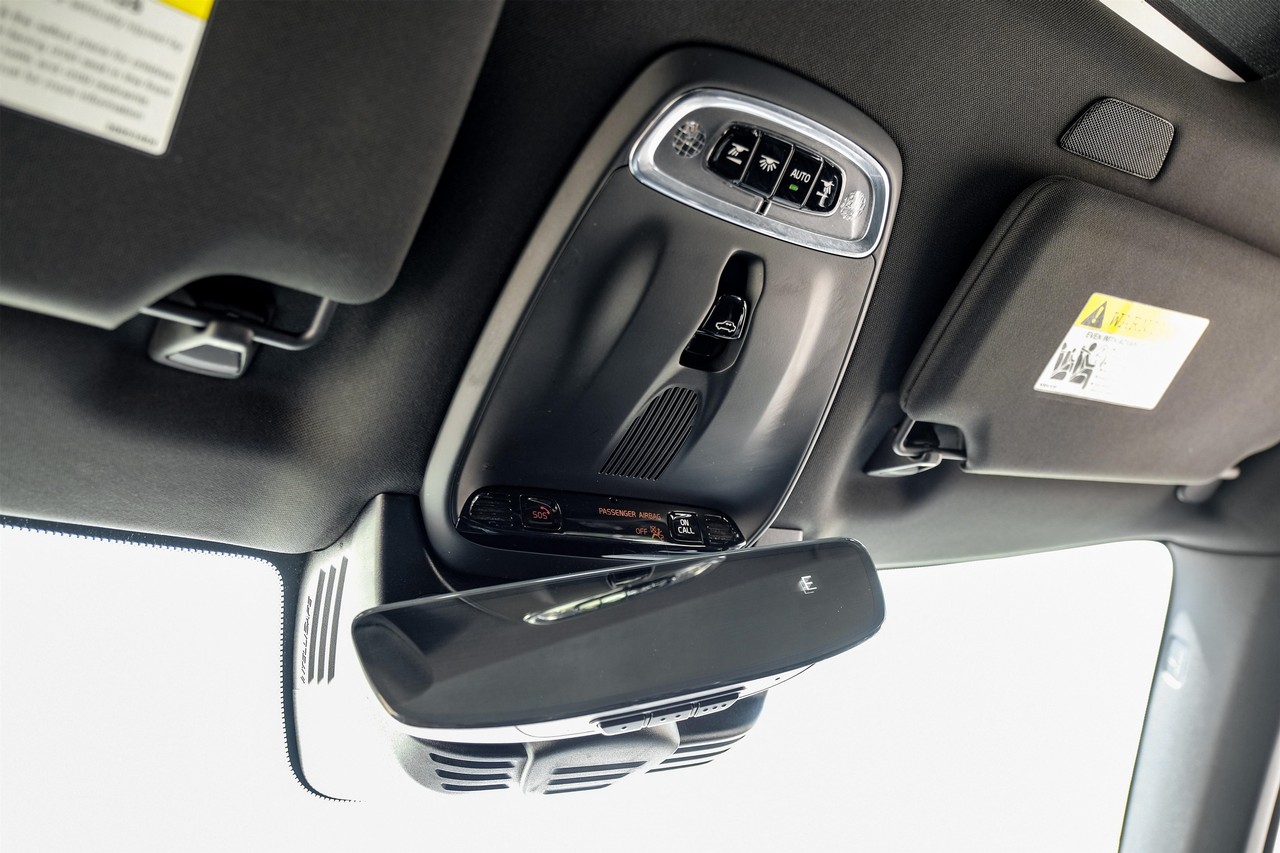 Volvo XC90 Hybrid Vehicle Main Gallery Image 27