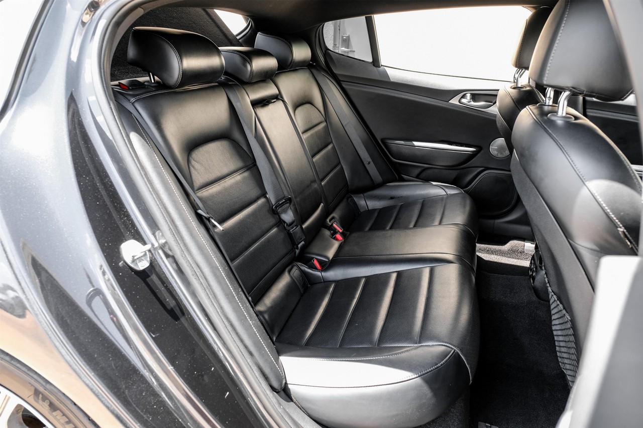 Kia Stinger Vehicle Main Gallery Image 31