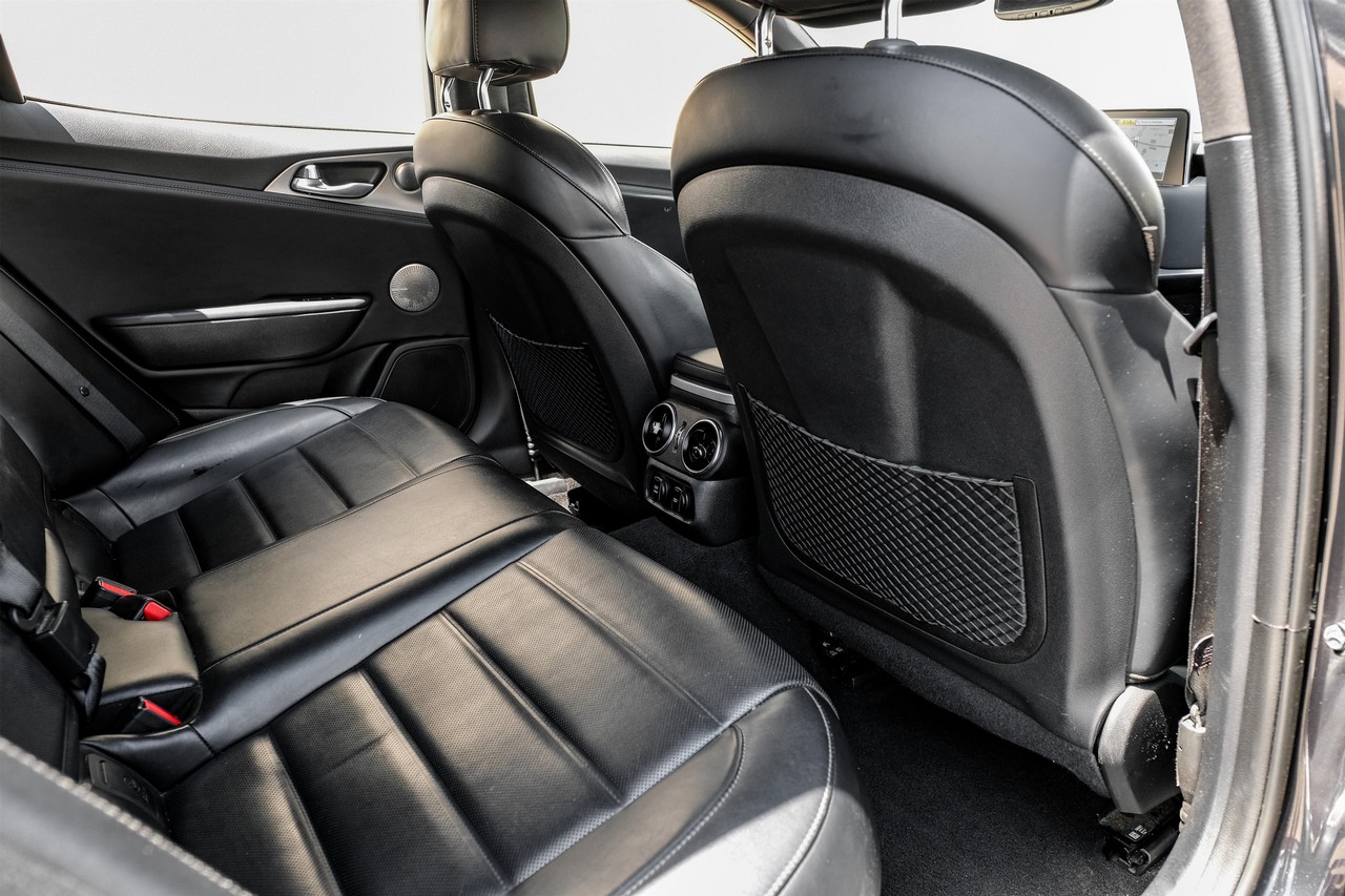 Kia Stinger Vehicle Main Gallery Image 32