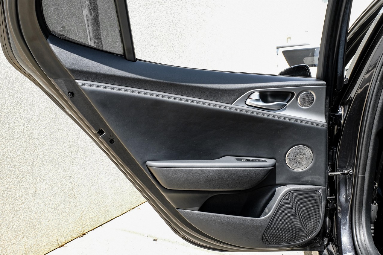 Kia Stinger Vehicle Main Gallery Image 40