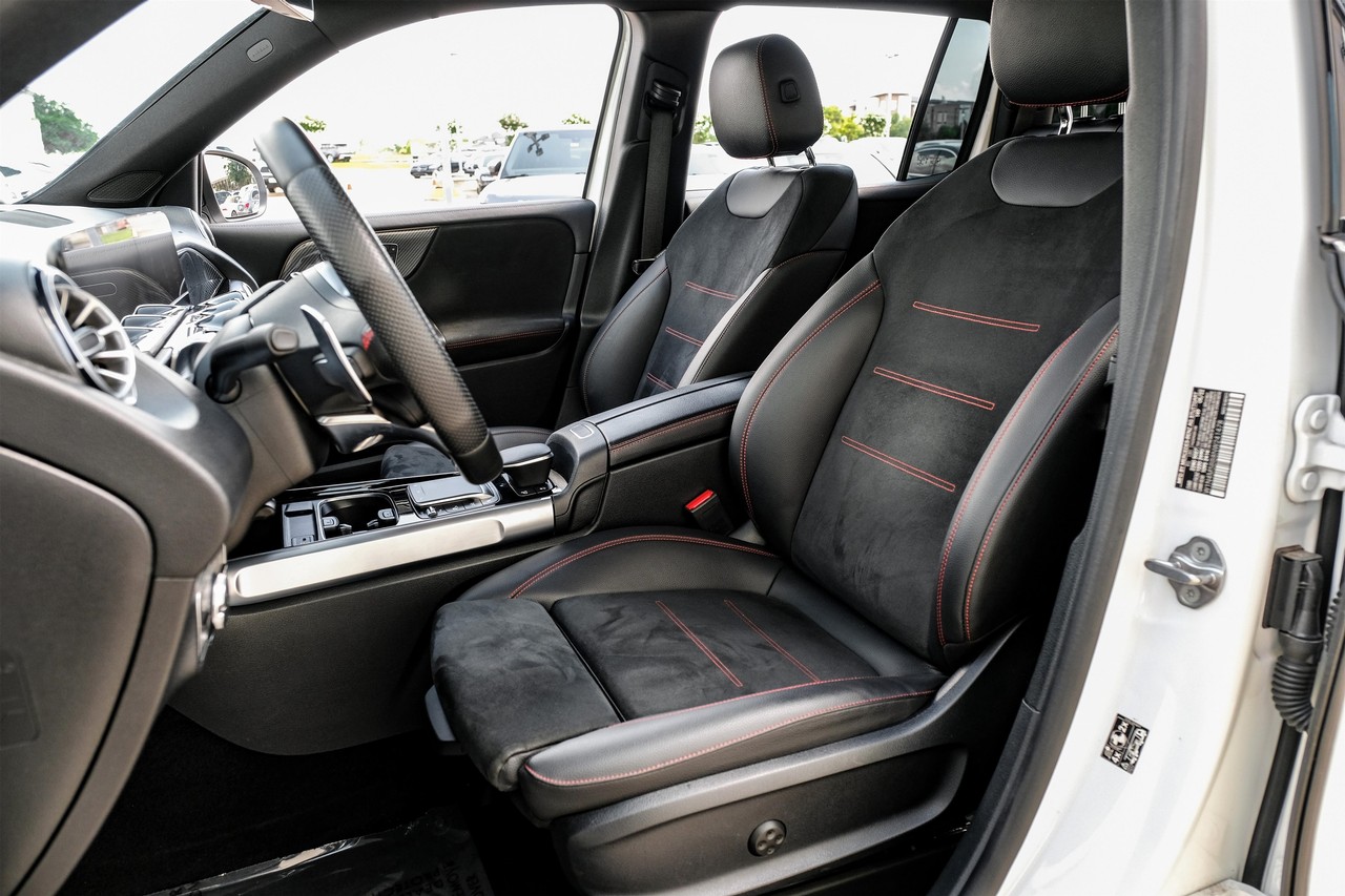 Mercedes-Benz GLB Vehicle Main Gallery Image 04