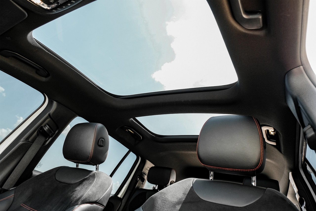Mercedes-Benz GLB Vehicle Main Gallery Image 05