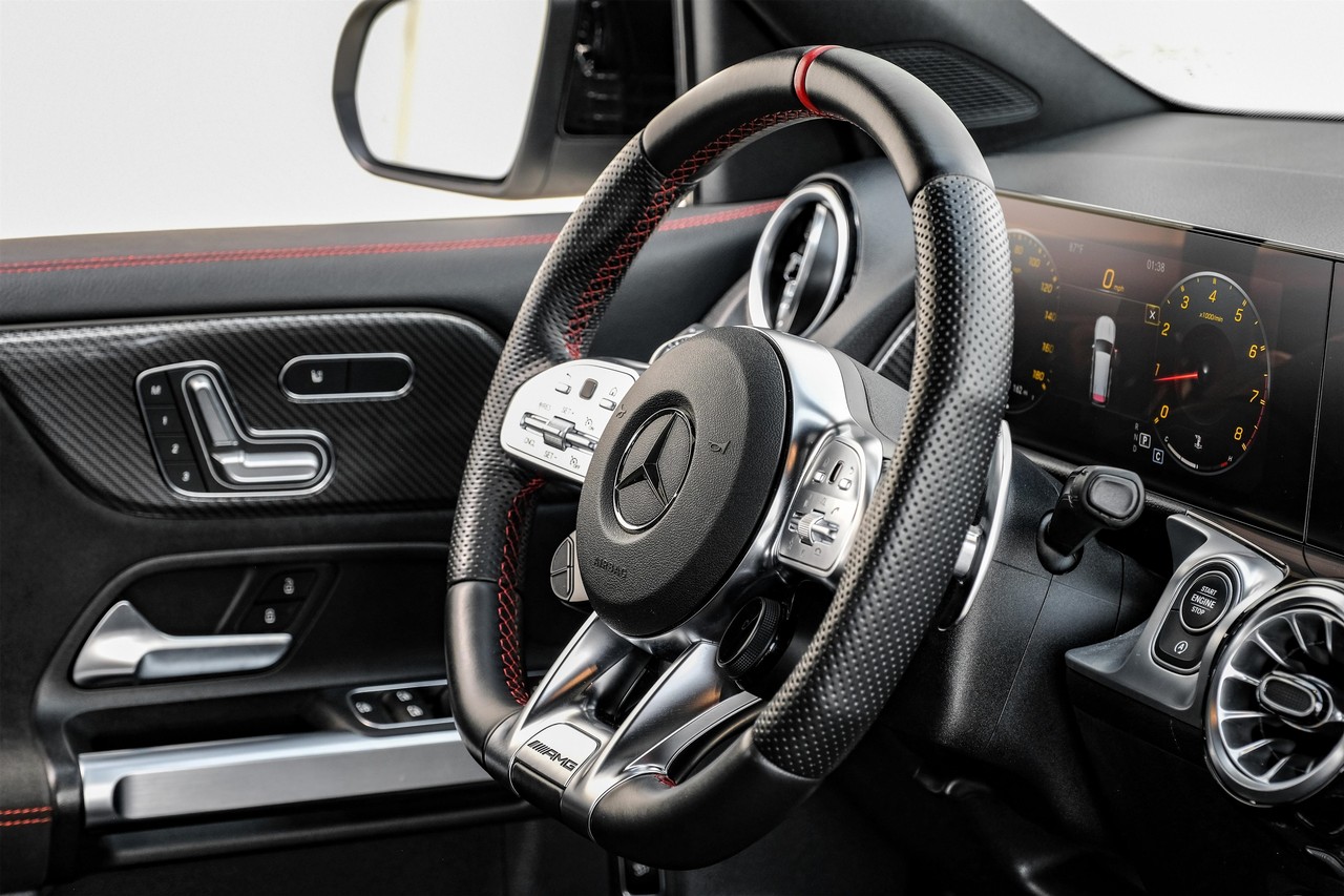 Mercedes-Benz GLB Vehicle Main Gallery Image 14
