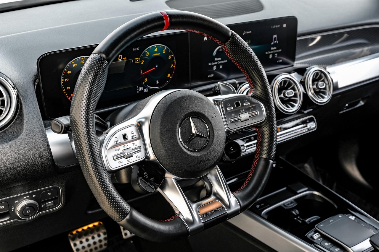 Mercedes-Benz GLB Vehicle Main Gallery Image 16
