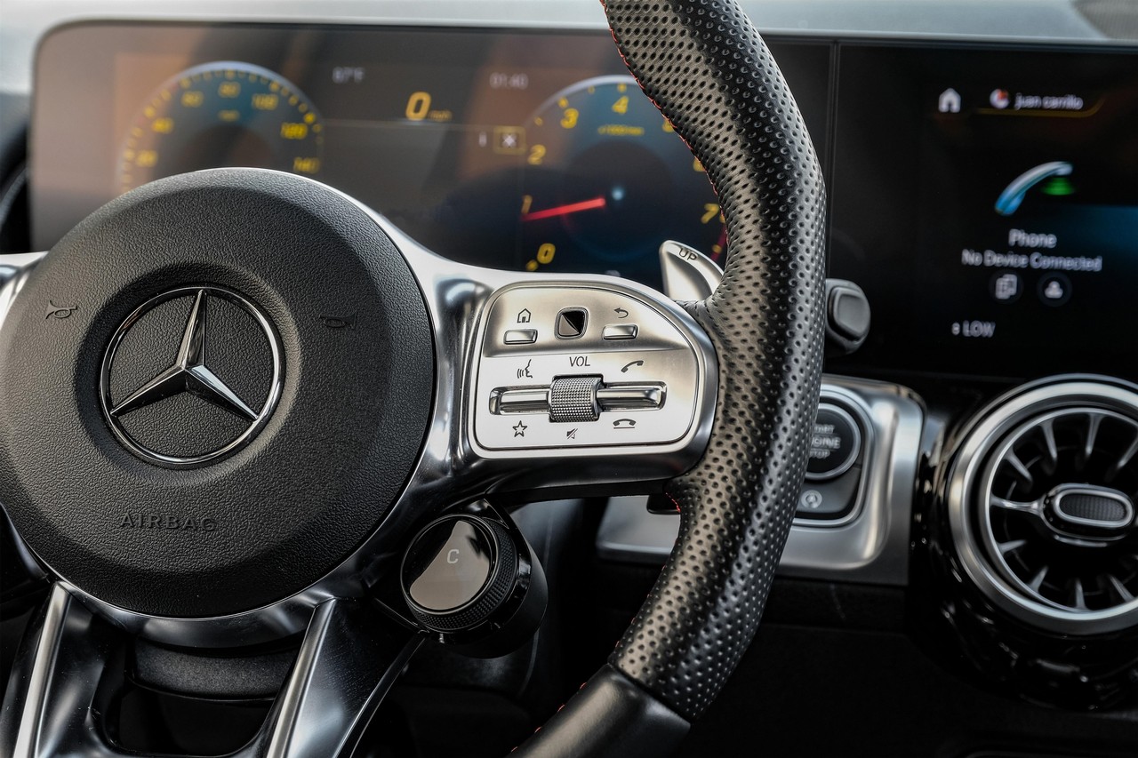 Mercedes-Benz GLB Vehicle Main Gallery Image 19