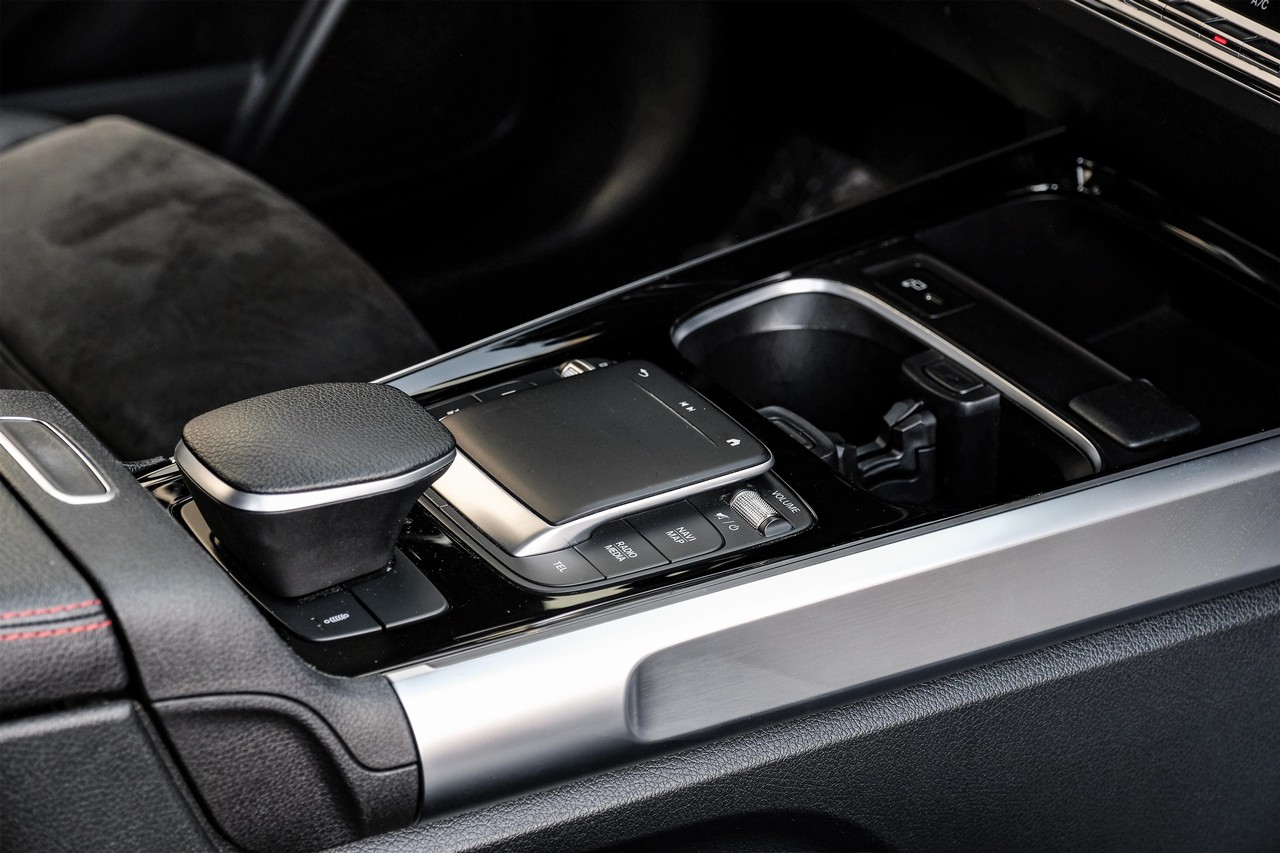 Mercedes-Benz GLB Vehicle Main Gallery Image 22