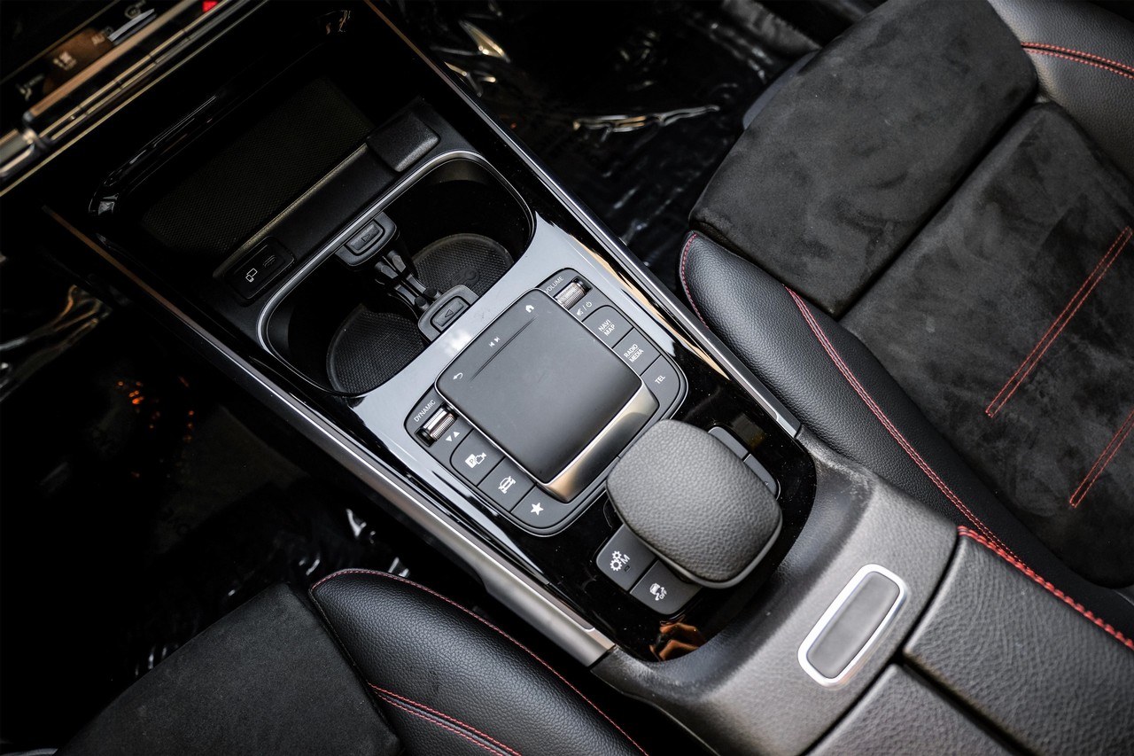 Mercedes-Benz GLB Vehicle Main Gallery Image 23