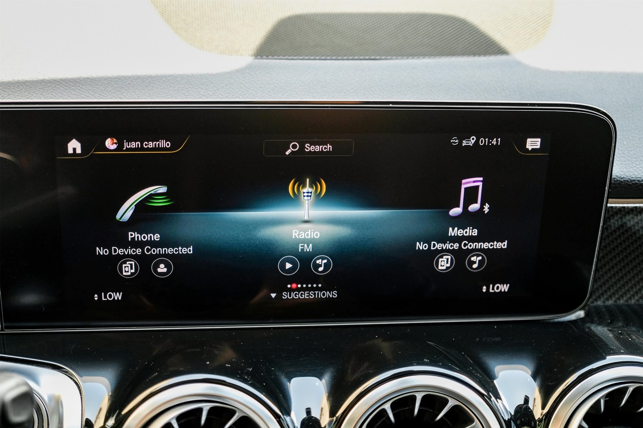 Mercedes-Benz GLB Vehicle Main Gallery Image 26