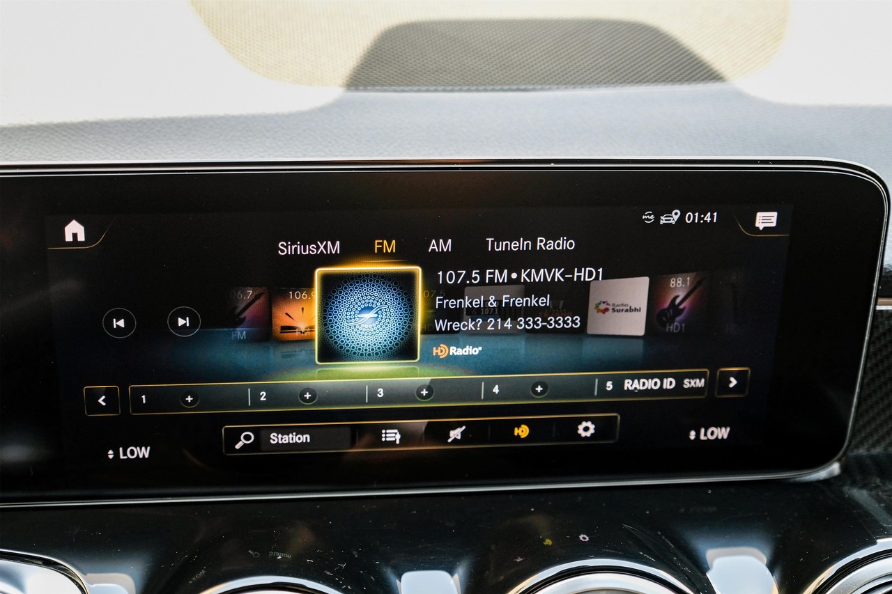 Mercedes-Benz GLB Vehicle Main Gallery Image 28