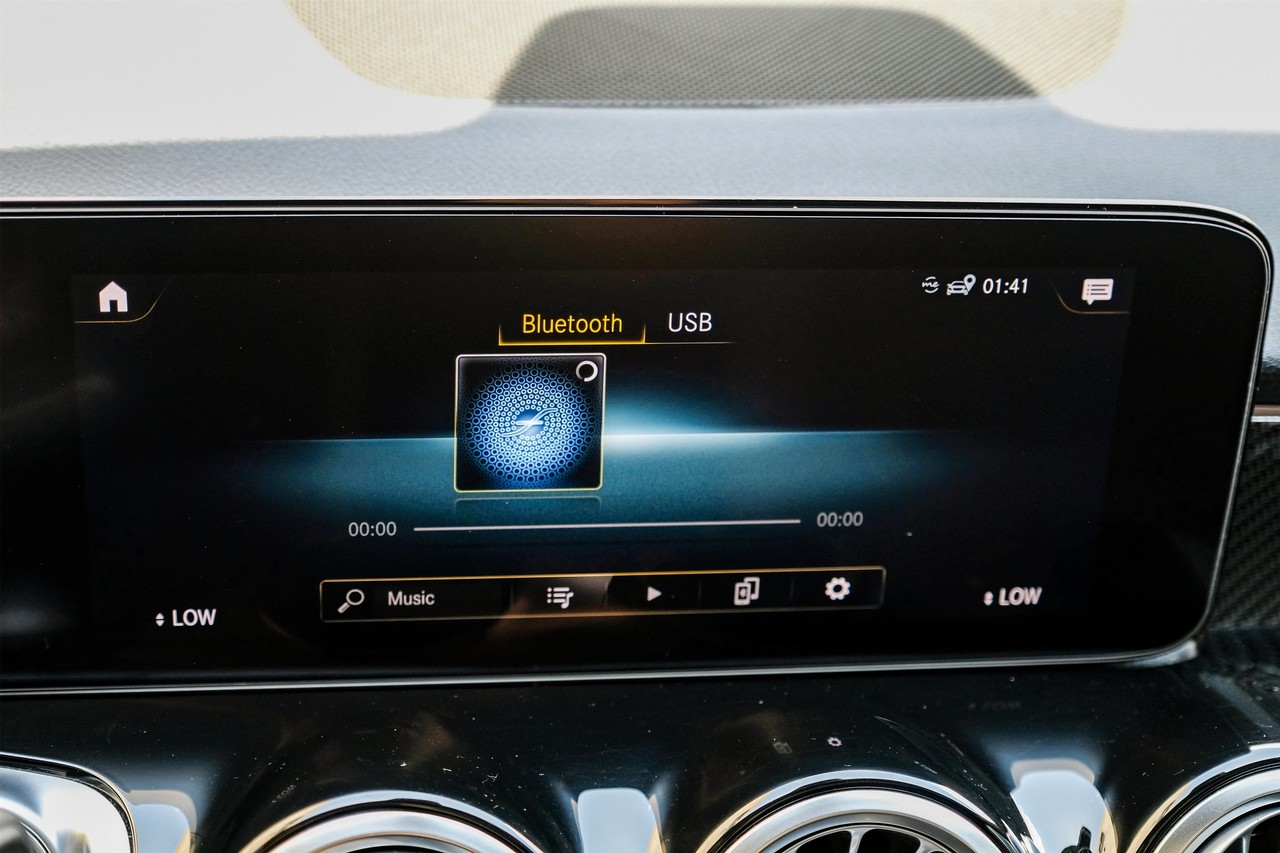 Mercedes-Benz GLB Vehicle Main Gallery Image 29