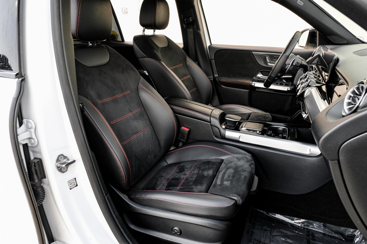 Mercedes-Benz GLB Vehicle Main Gallery Image 30
