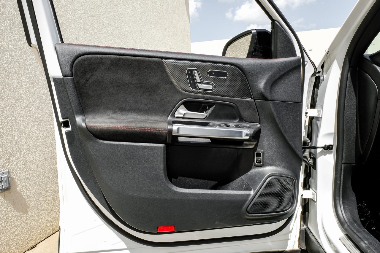 Mercedes-Benz GLB Vehicle Main Gallery Image 35