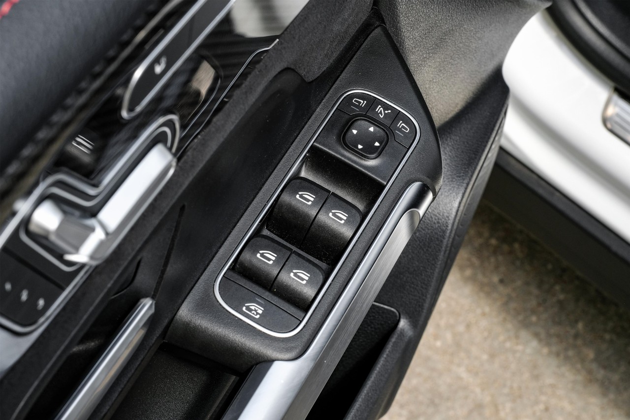 Mercedes-Benz GLB Vehicle Main Gallery Image 36