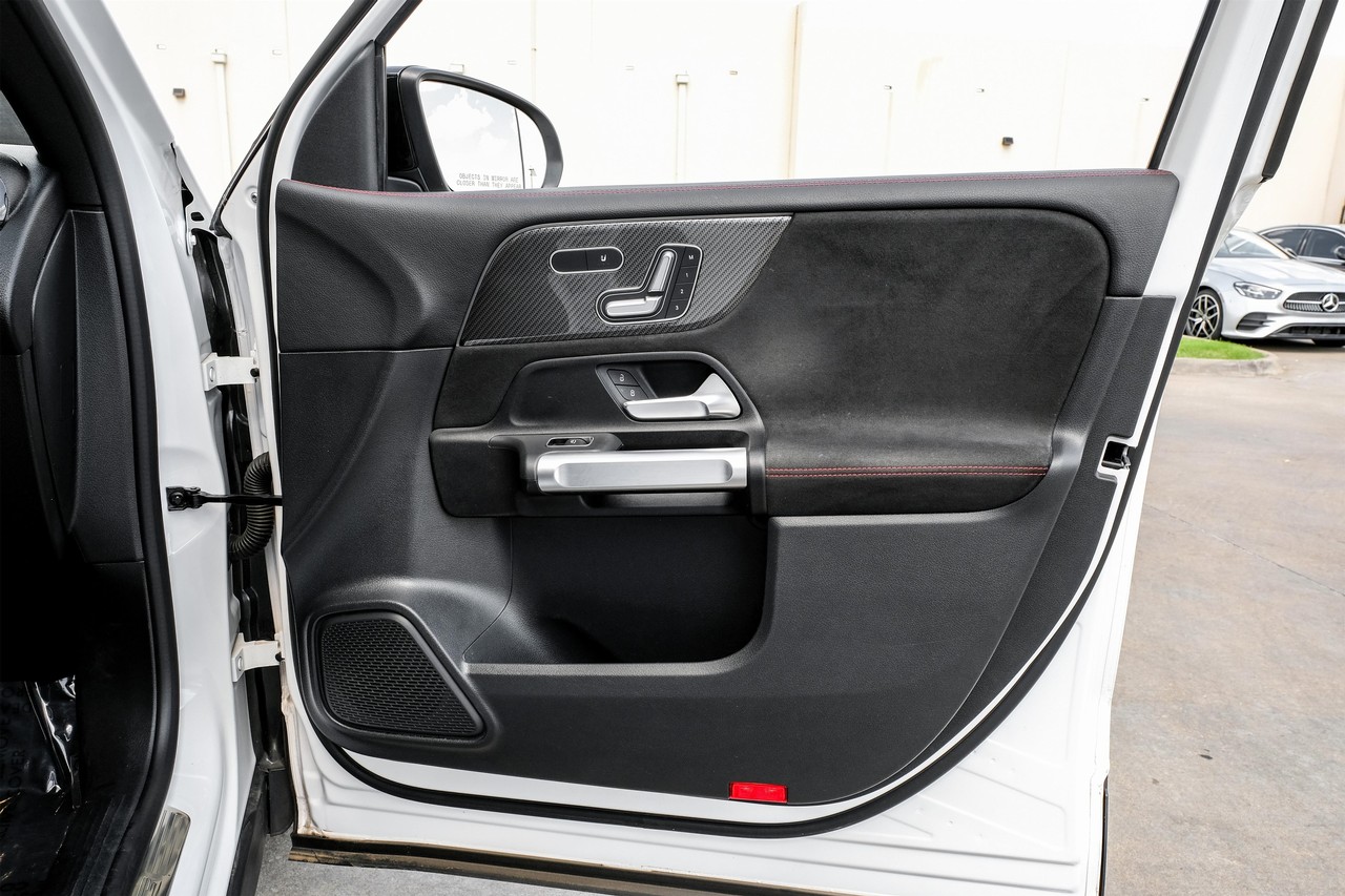 Mercedes-Benz GLB Vehicle Main Gallery Image 37