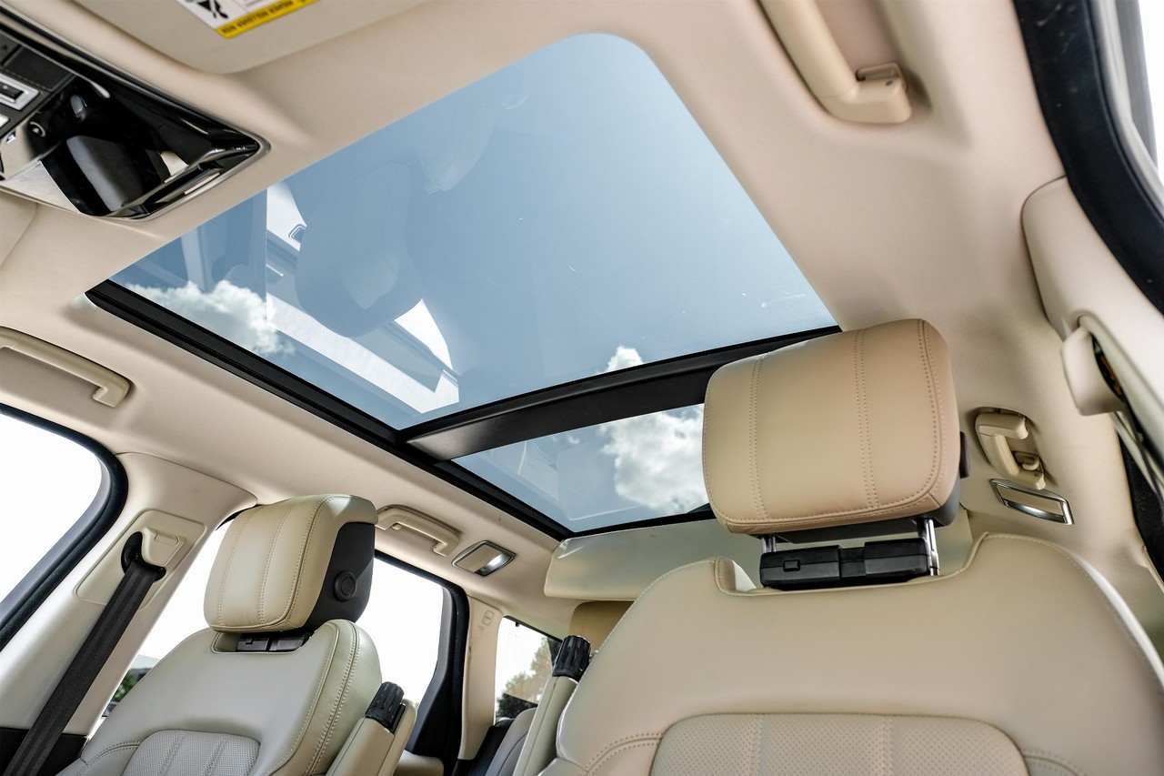 Land Rover Range Rover Sport Vehicle Main Gallery Image 05