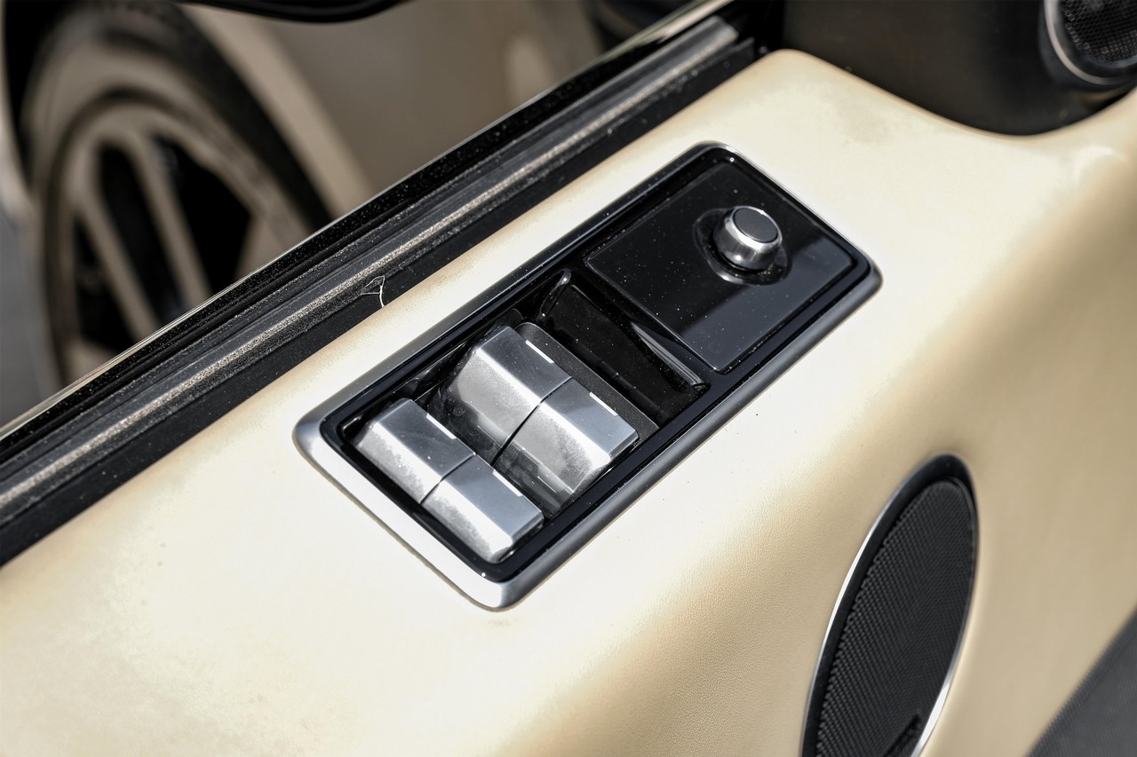 Land Rover Range Rover Sport Vehicle Main Gallery Image 38