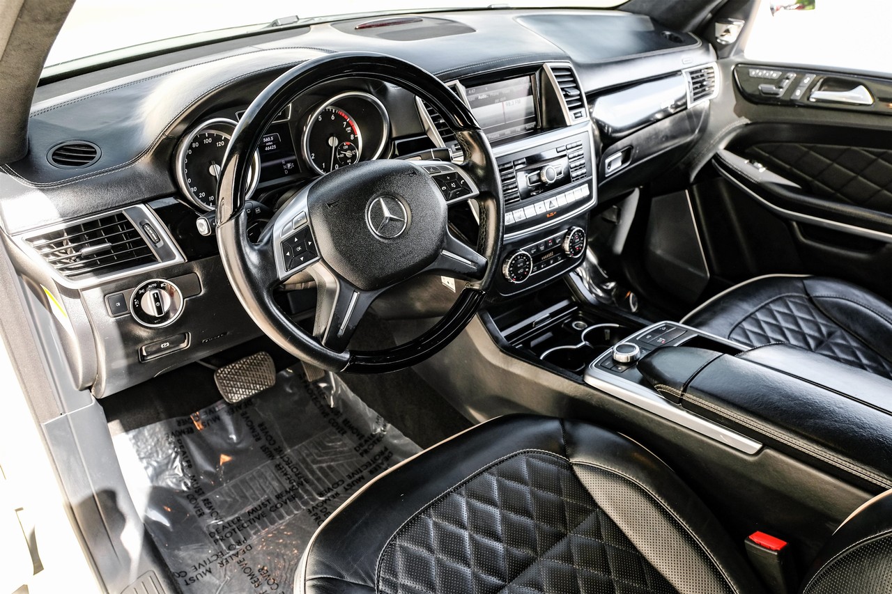 Mercedes-Benz GL-Class Vehicle Main Gallery Image 03