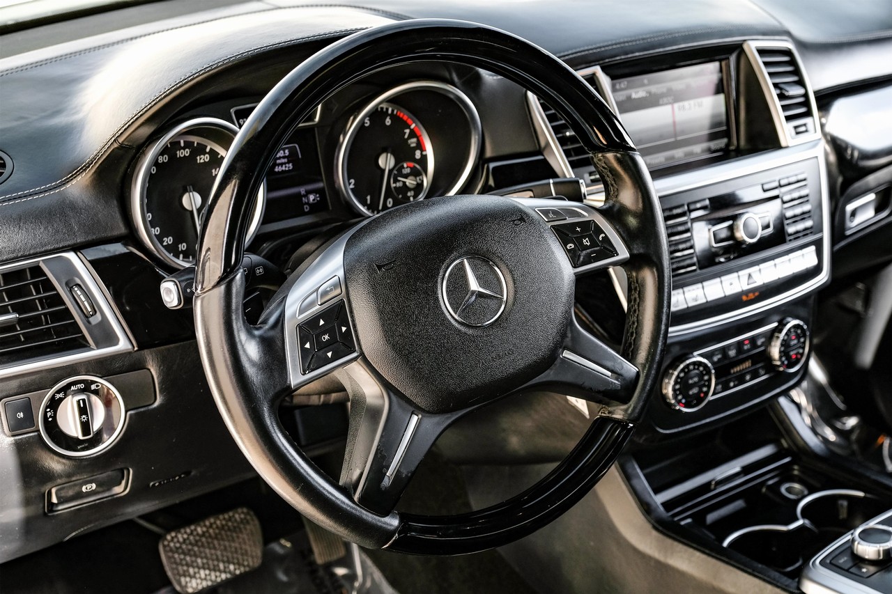 Mercedes-Benz GL-Class Vehicle Main Gallery Image 16