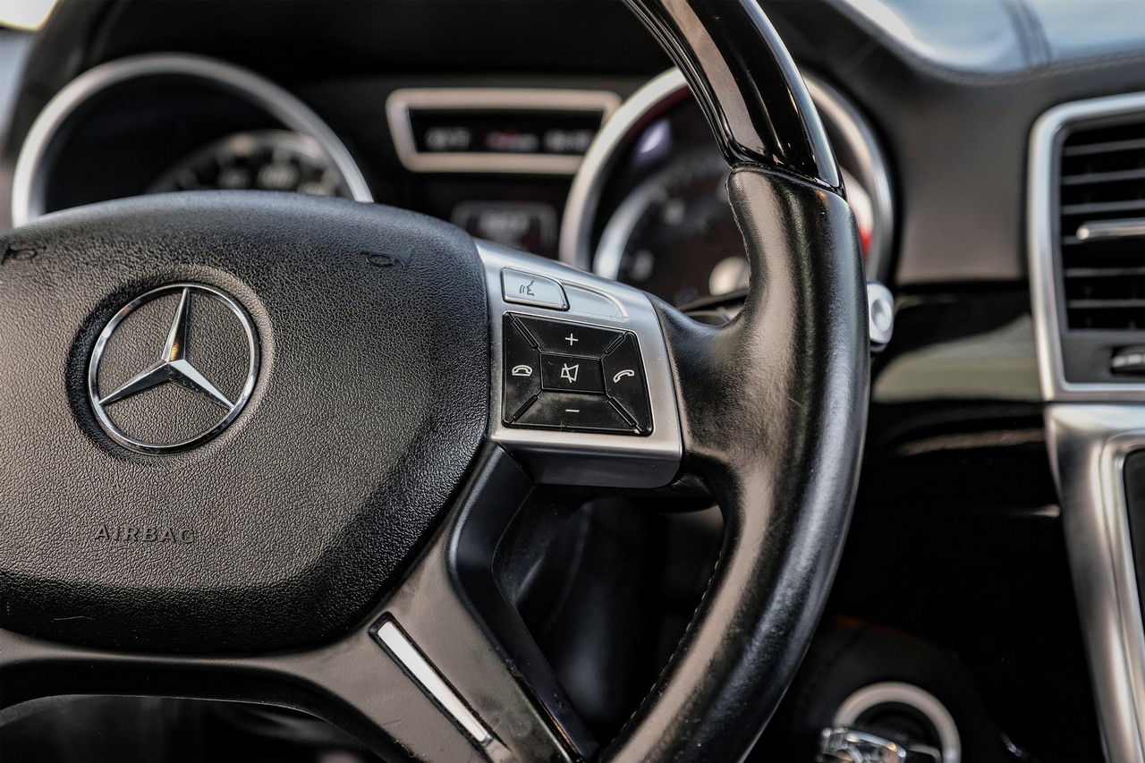 Mercedes-Benz GL-Class Vehicle Main Gallery Image 19