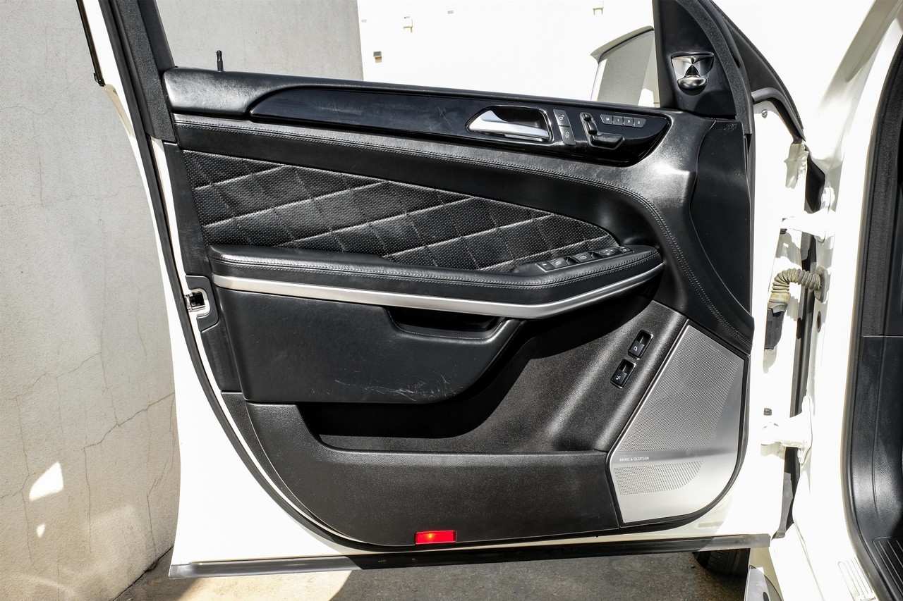 Mercedes-Benz GL-Class Vehicle Main Gallery Image 39