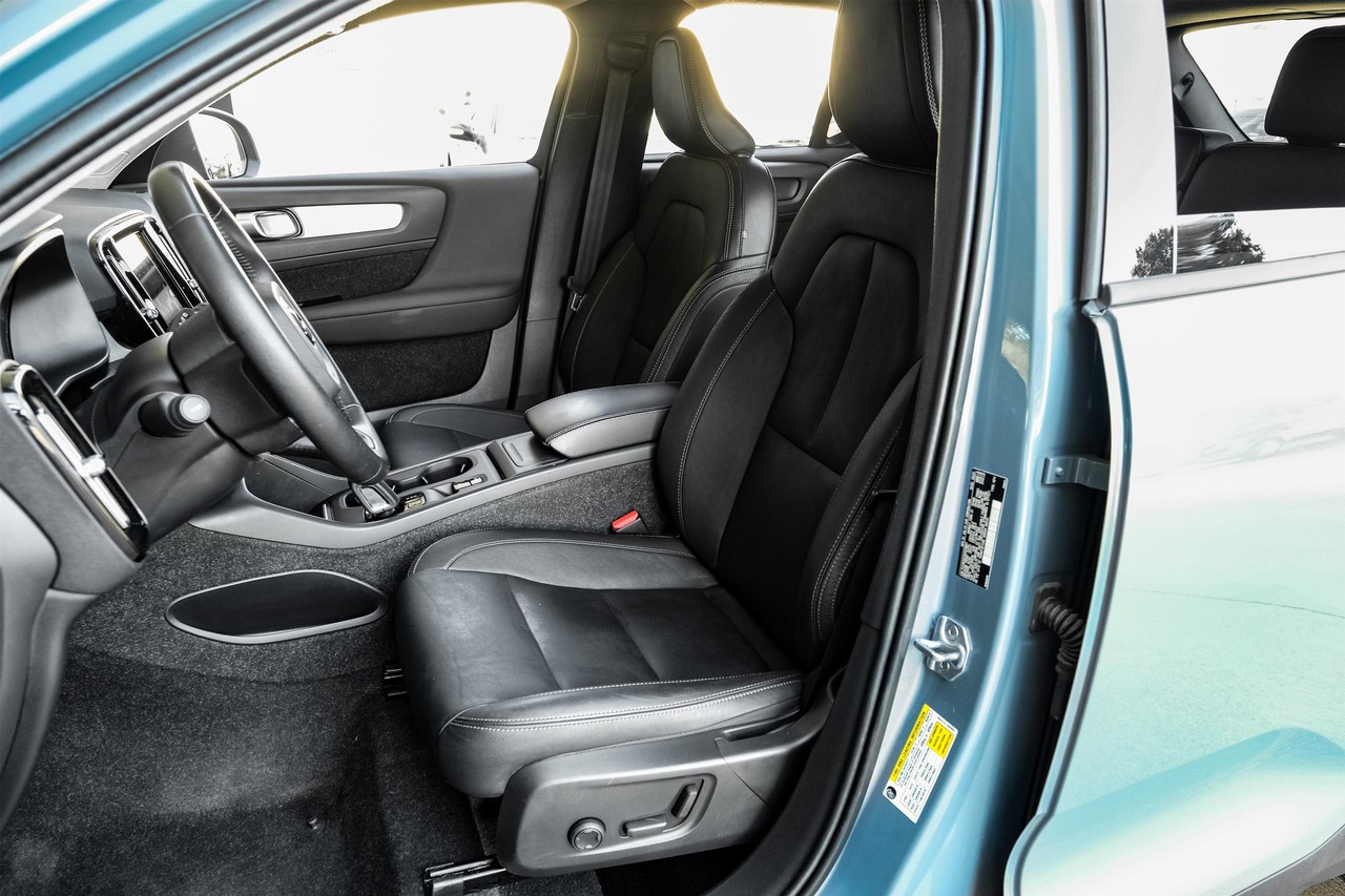 Volvo XC40 Vehicle Main Gallery Image 04