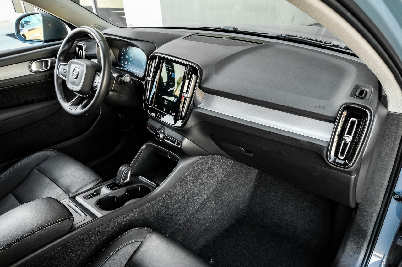 Volvo XC40 Vehicle Main Gallery Image 12