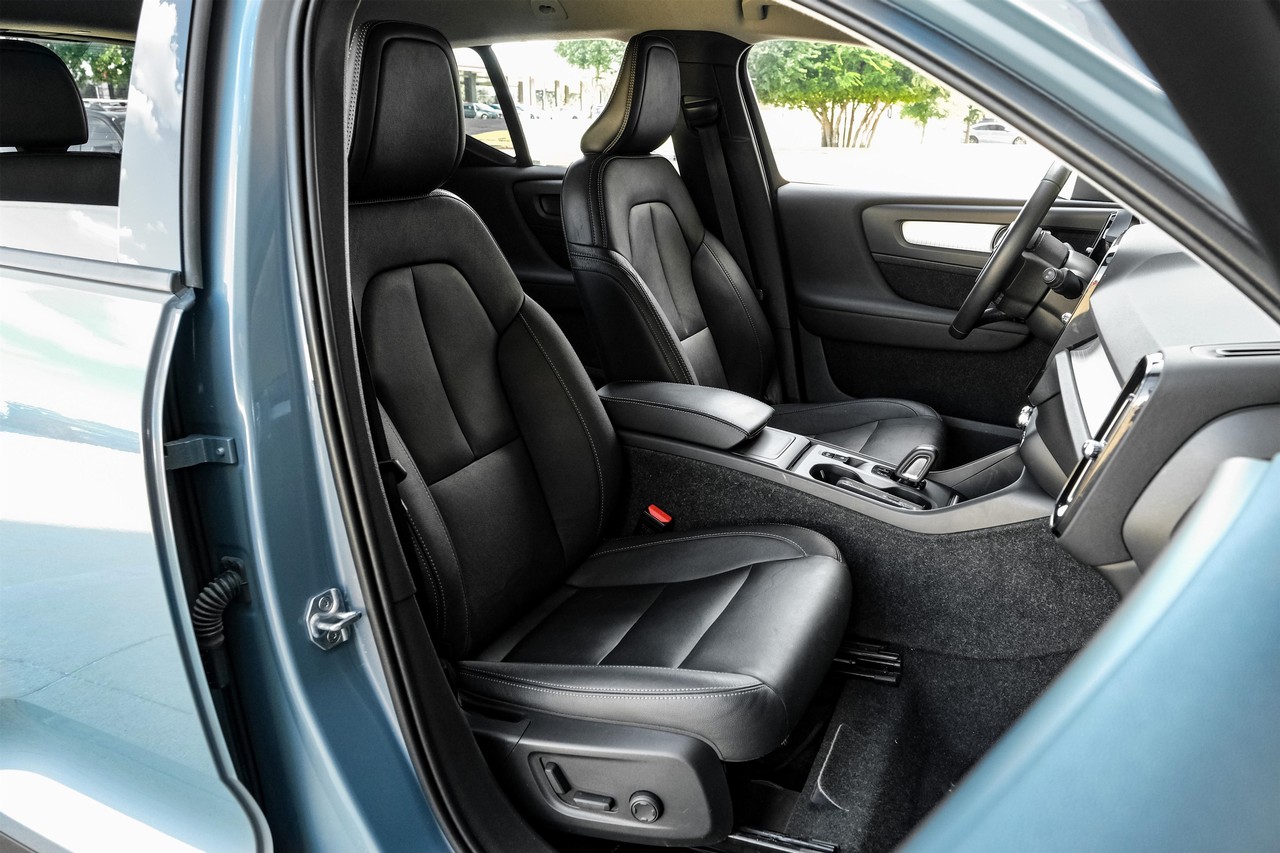 Volvo XC40 Vehicle Main Gallery Image 35