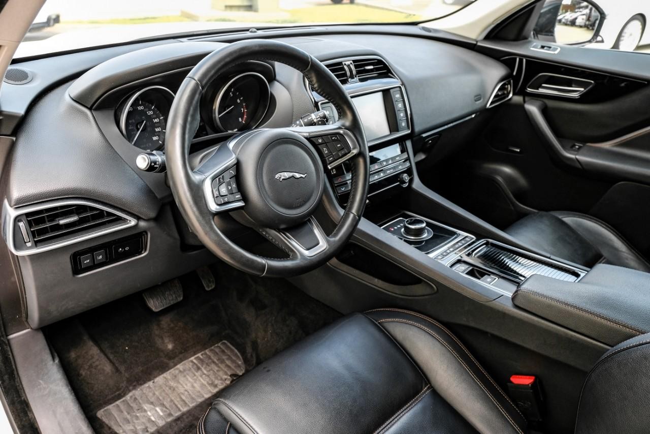 Jaguar F-Pace Vehicle Main Gallery Image 03