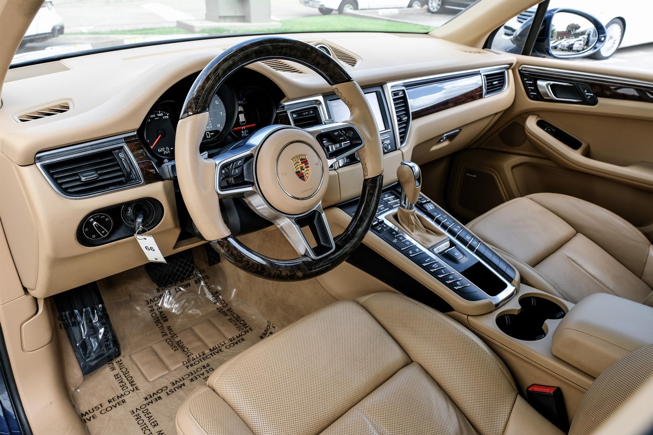 Porsche Macan Vehicle Main Gallery Image 03