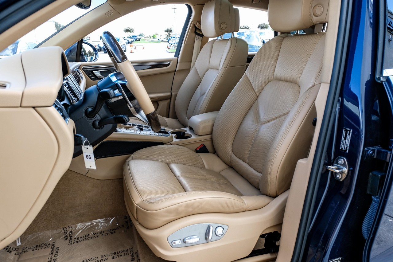 Porsche Macan Vehicle Main Gallery Image 04