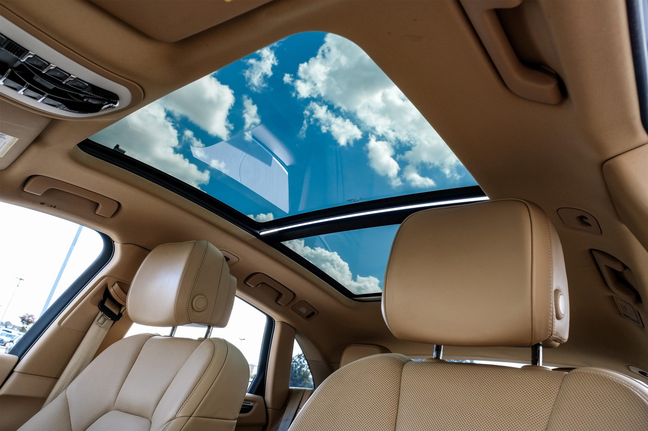 Porsche Macan Vehicle Main Gallery Image 05