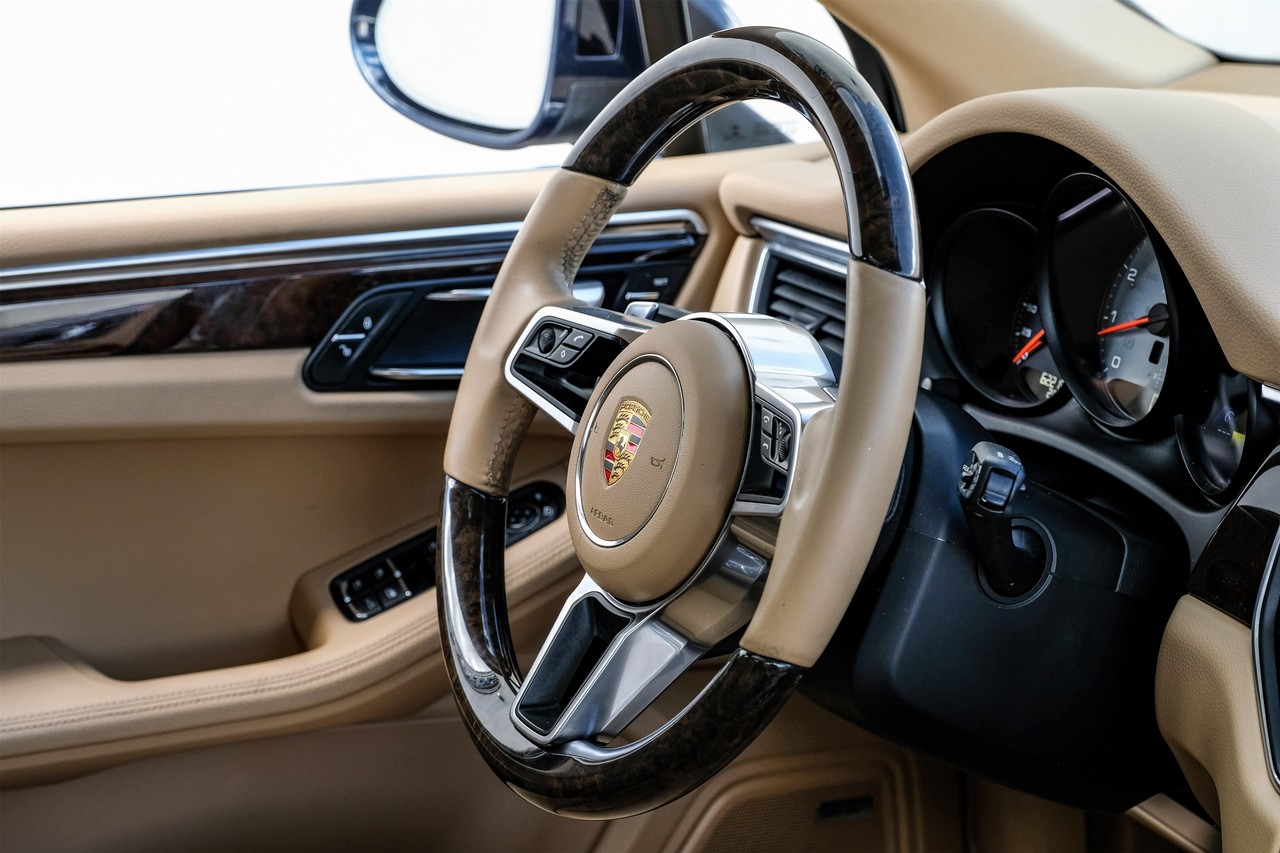 Porsche Macan Vehicle Main Gallery Image 14