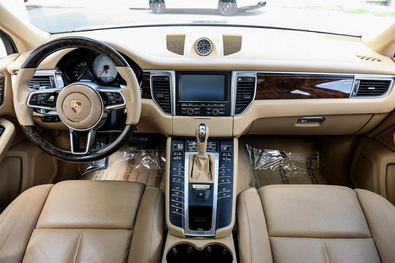 Porsche Macan Vehicle Main Gallery Image 15