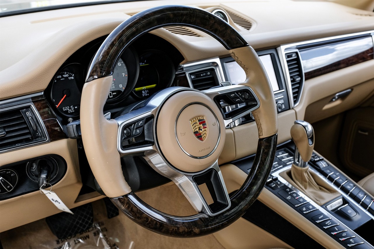 Porsche Macan Vehicle Main Gallery Image 16