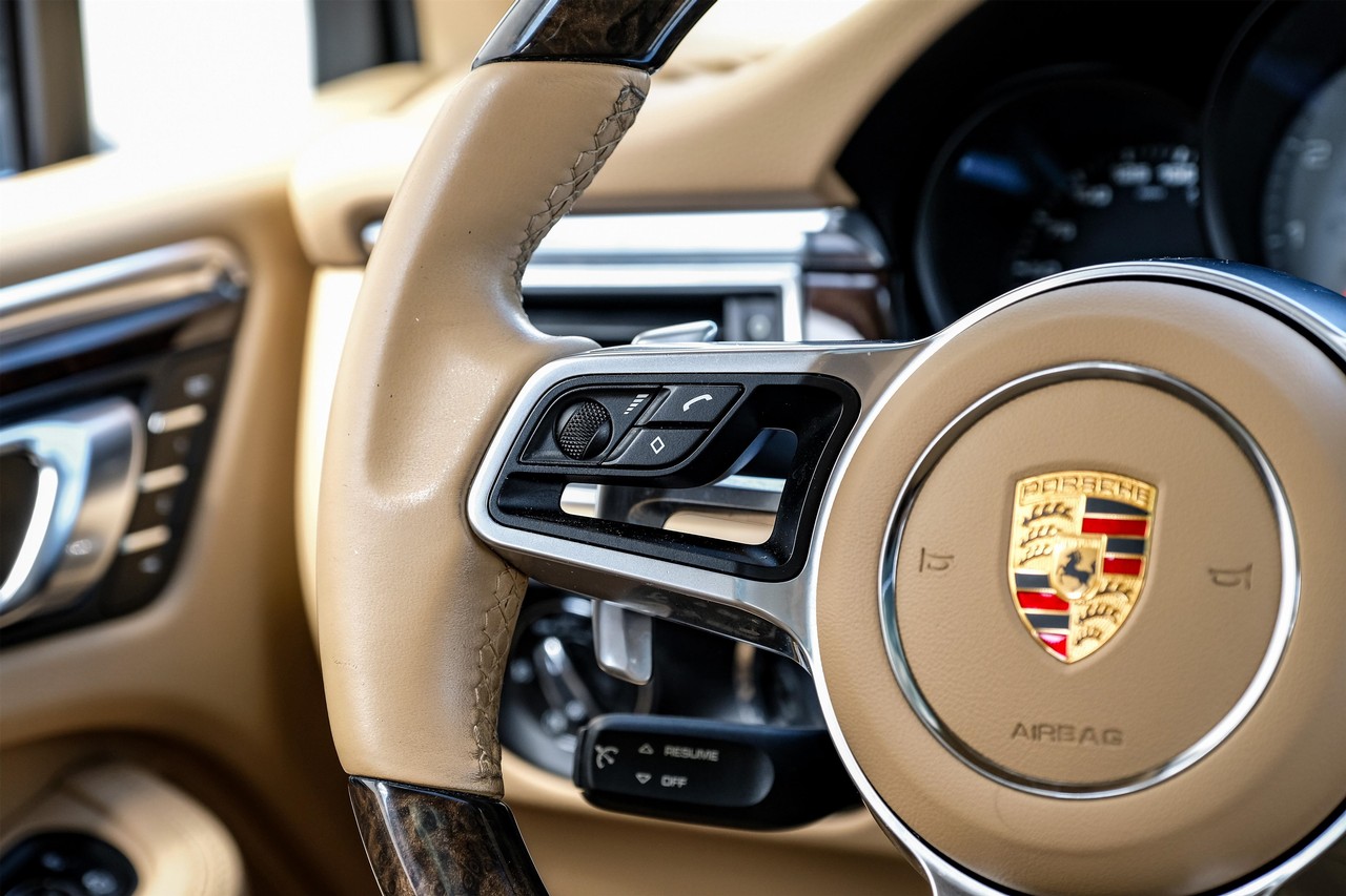 Porsche Macan Vehicle Main Gallery Image 18