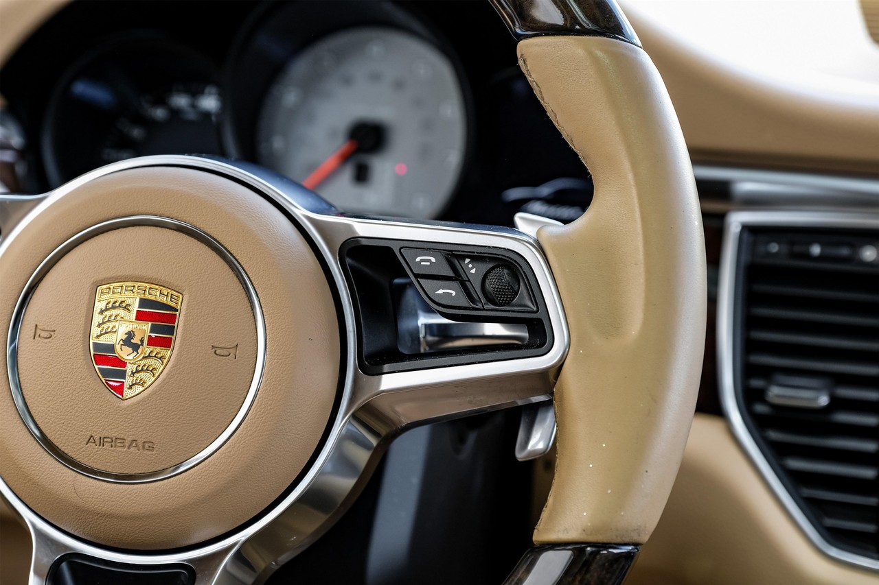 Porsche Macan Vehicle Main Gallery Image 19