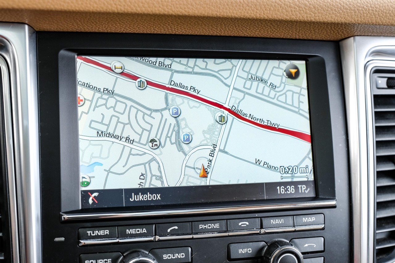 Porsche Macan Vehicle Main Gallery Image 22