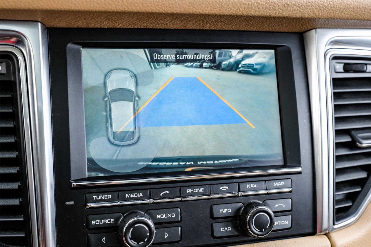 Porsche Macan Vehicle Main Gallery Image 23