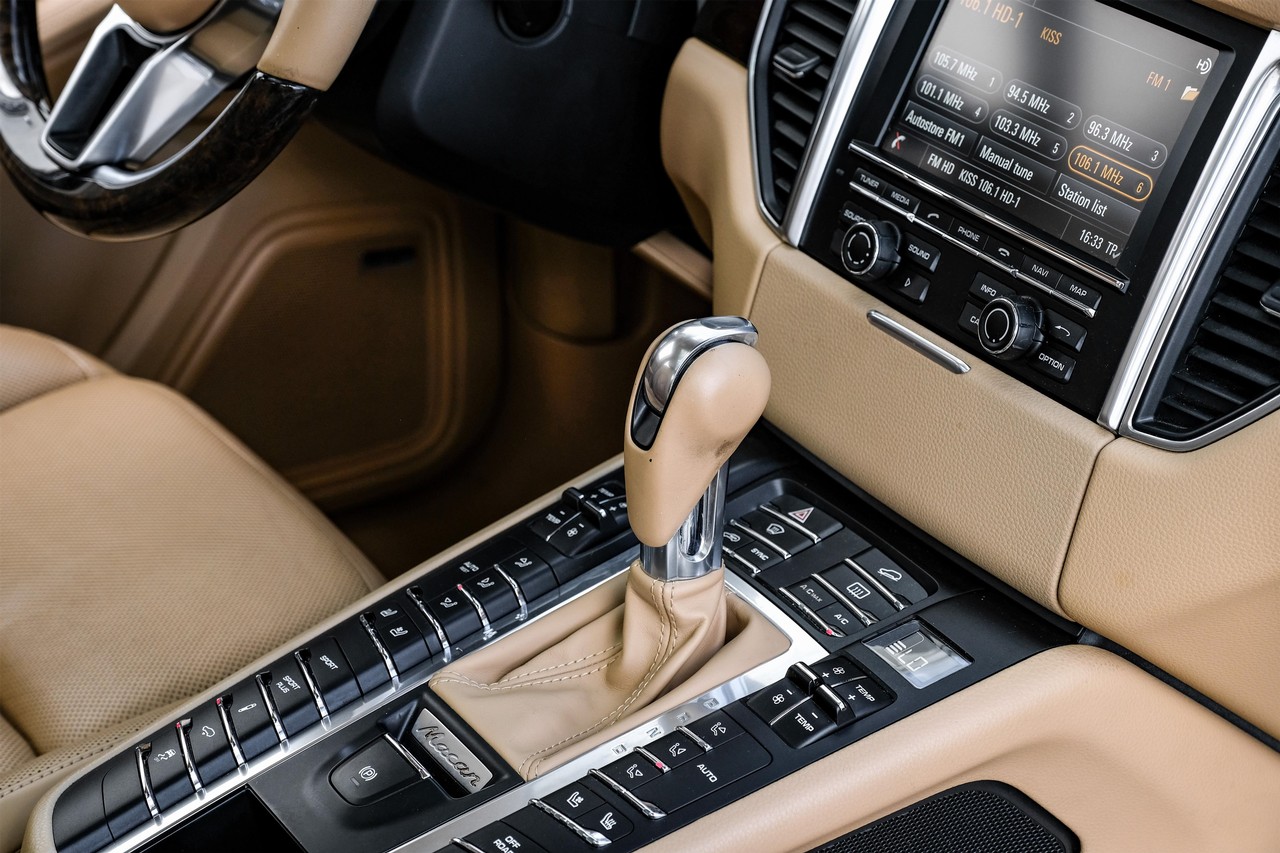 Porsche Macan Vehicle Main Gallery Image 24