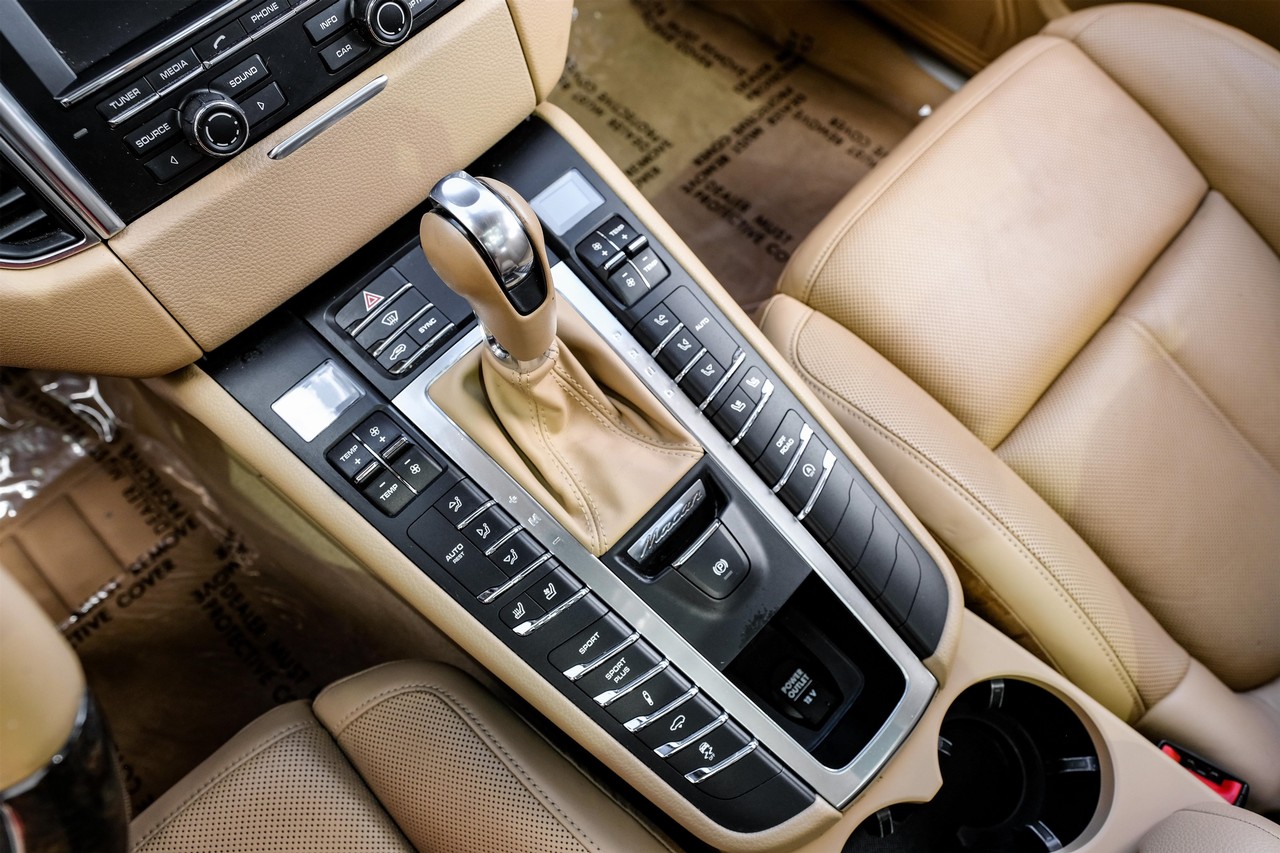 Porsche Macan Vehicle Main Gallery Image 25