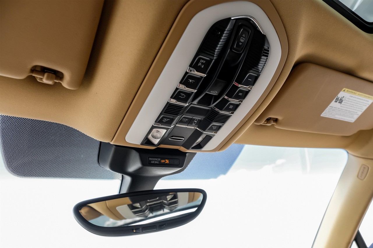 Porsche Macan Vehicle Main Gallery Image 27
